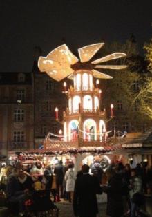 Glühwein vor Weihnachten mit Escort trinken