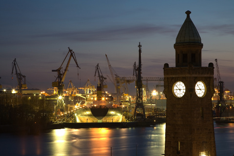 Der Hamburger Hafen bei Nacht